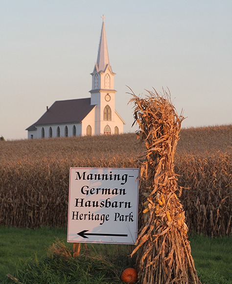 Sign showing the way to the Hausbarn-Heritage Park in Manning, Iowa.